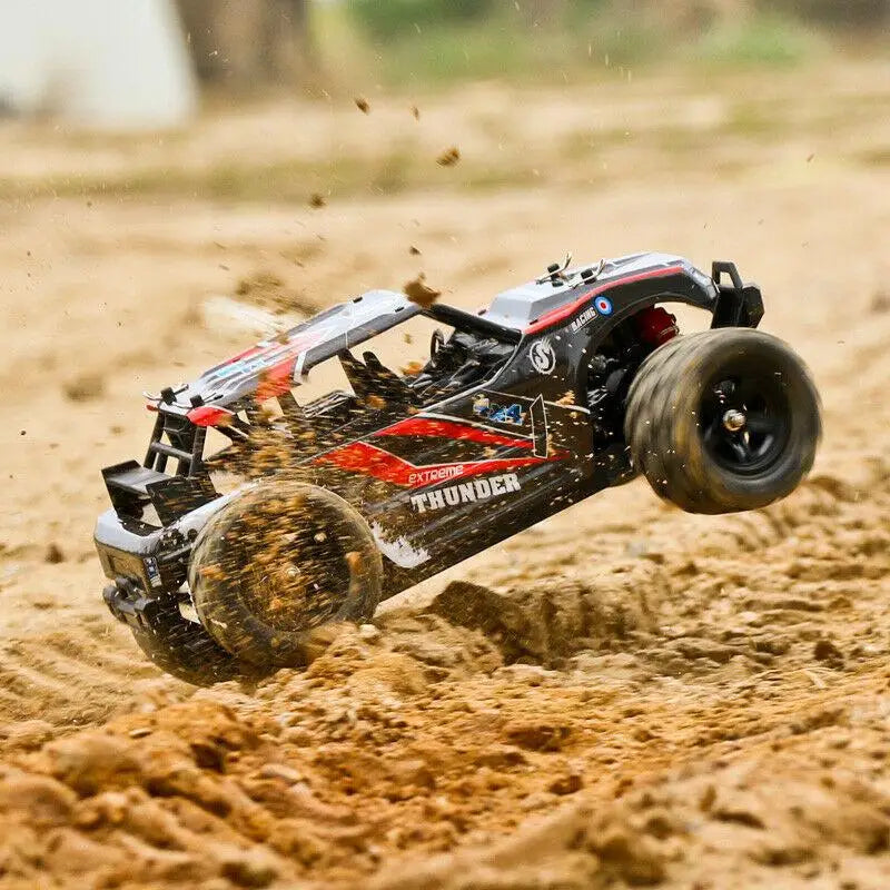 Carrinho de Controle Remoto profissional vermelho em manobra Off Road radical levantando areia em alta velocidade