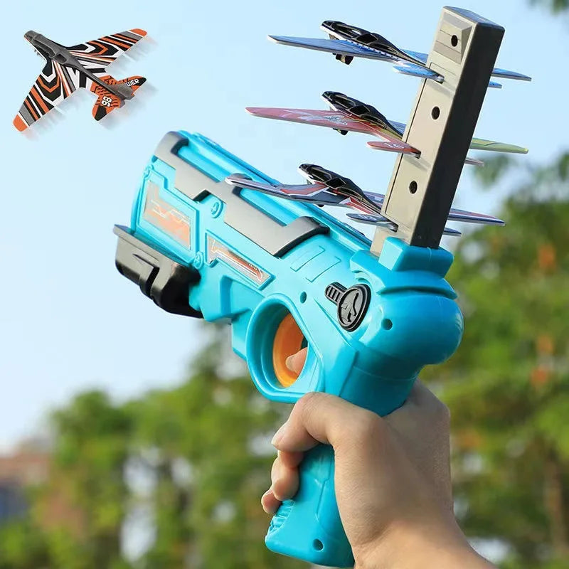 Brinquedo de avião sendo usado ao ar livre com avião no ar