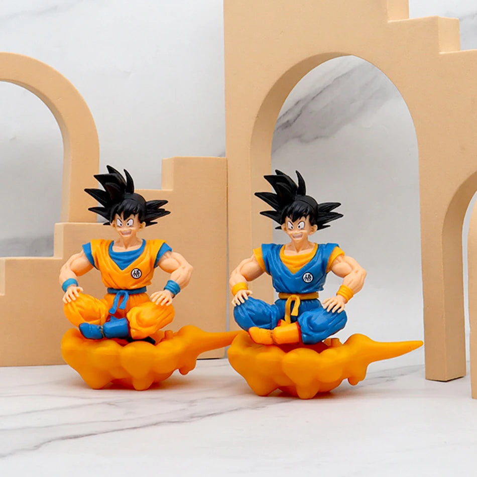 Dragon Ball Mini Goku com uniforme laranja e azul sentado na nuvem voadora com expressão séria