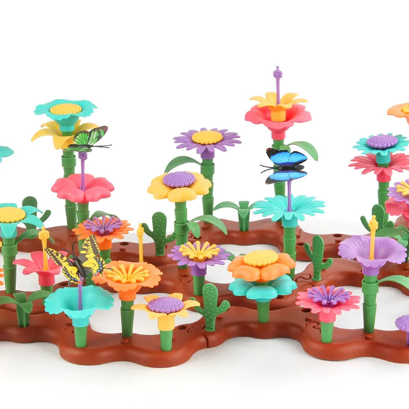 Jardim de flores do Brinquedo de Montar com peças vibrantes e borboletas sobre base modular