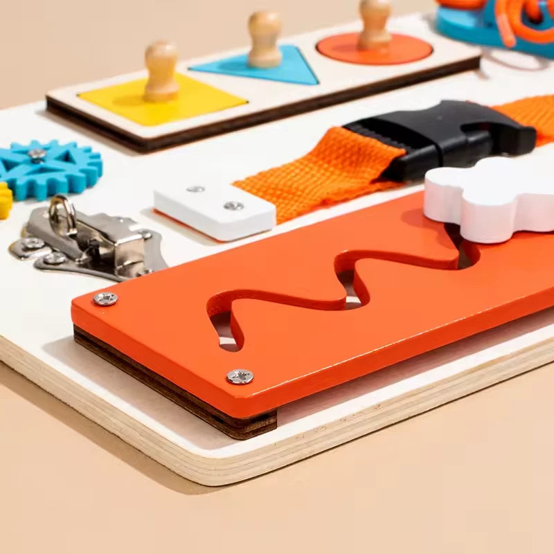 Placa de atividades em madeira com fechos, fivela e engrenagens Brinquedo Educativo Brinquedos Montessori