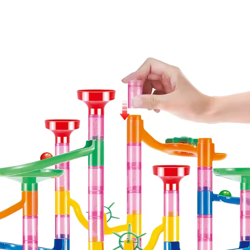 Arindolê Brinquedos Blocos de Montar coloridos com mão ajustando peça em brinquedo educativo de pista divertida para crianças