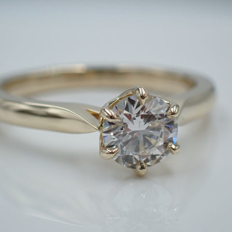 Solitaire engagement ring with round diamond in yellow gold