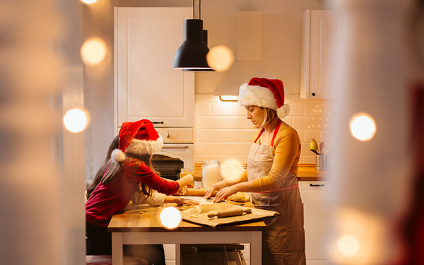 Mor och dotter bakar kakor och bröd till jul