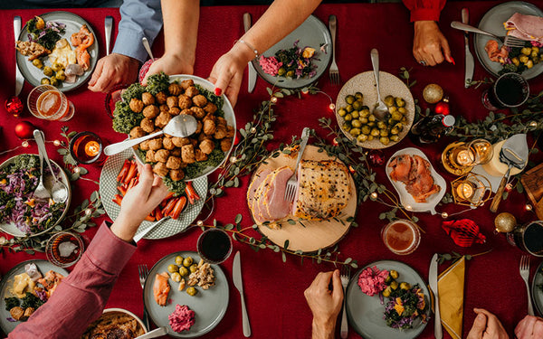 Ett dukat julbord med mat