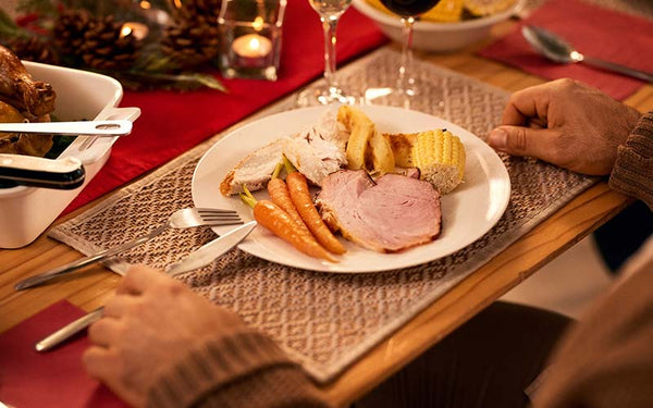 Tallrik med mat på ett bord som symboliserar måltidsordning med protein och grönsaker