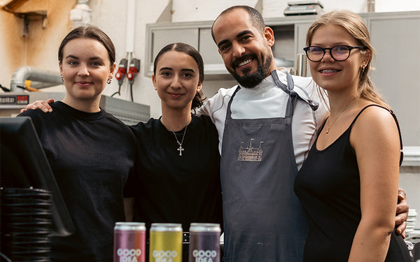 Kocken och servitriserna på Sofieros Slottsrestaurang och framför står Good Idea bubbelvatten i alla smaker