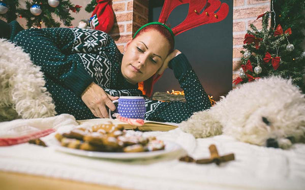 Kvinna ligger på golvet i matkoma efter att hon har ätit julmat