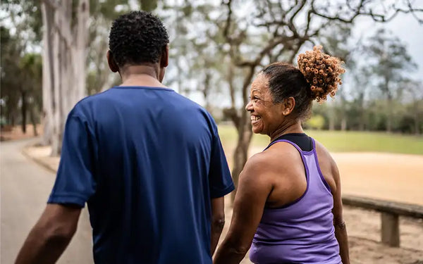 äldre man och kvinna med normalt blodsocker motionerar i en park
