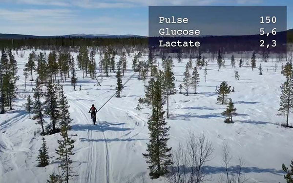 Cyklist cyklar över ett snöbelagt landskap med Beep Insights som mäter hälsotal i realtid