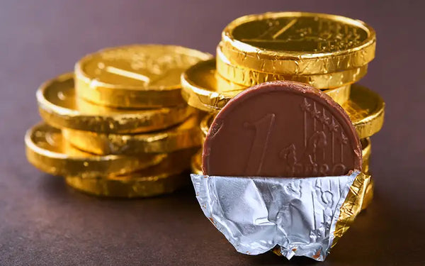 chokladpengar på ett bord som representerar sockerskatt