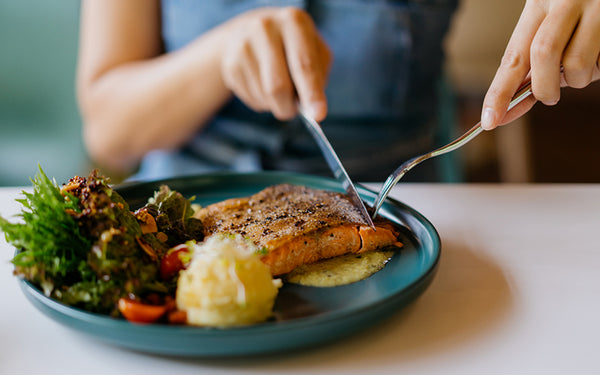 kvinna med diabetes och PCOS äter balanserad kost