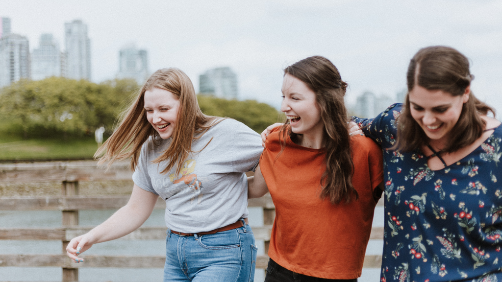 Groupe de filles qui rigole