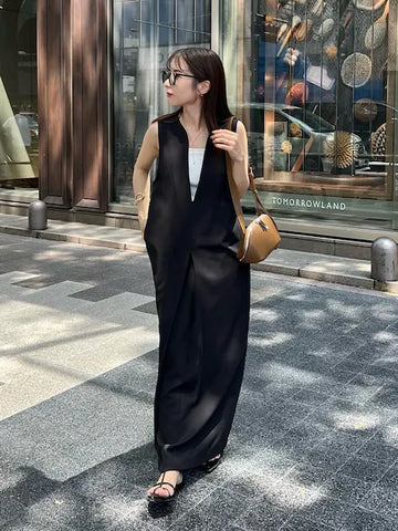 深めのスリットネックワンピースを使った大人の抜け感コーデ