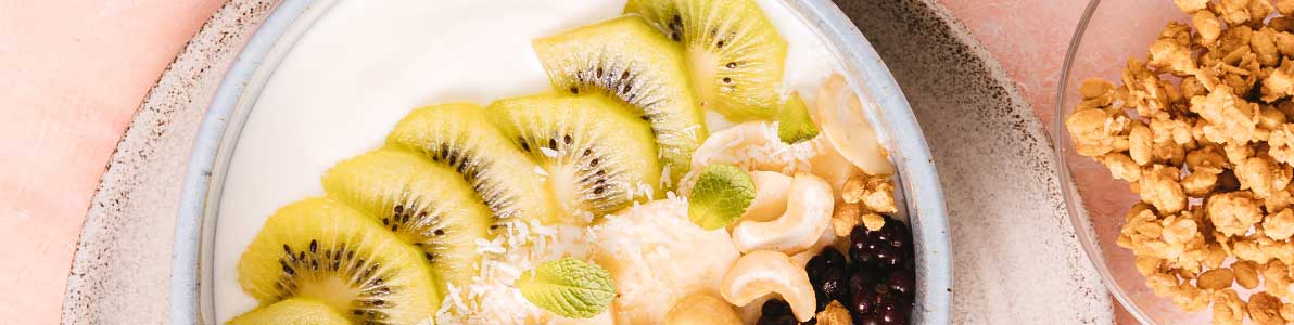 Yoghurt with fruit and protein powder