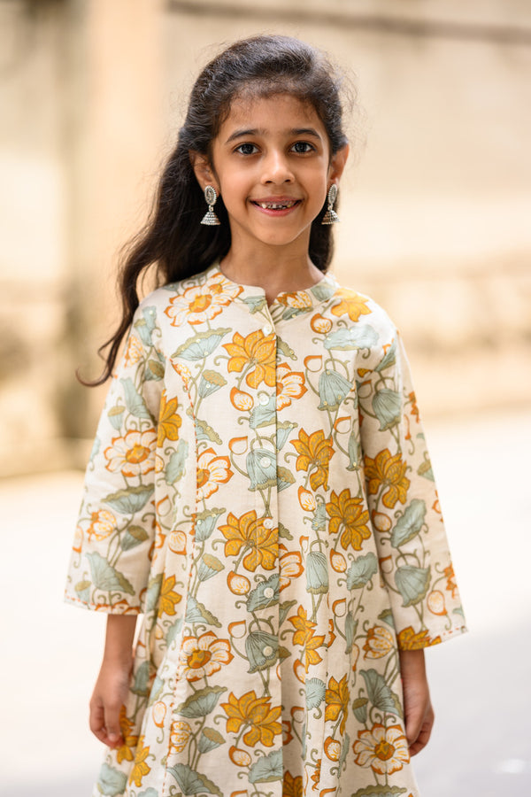 Ladies kurti hi-res stock photography and images - Alamy