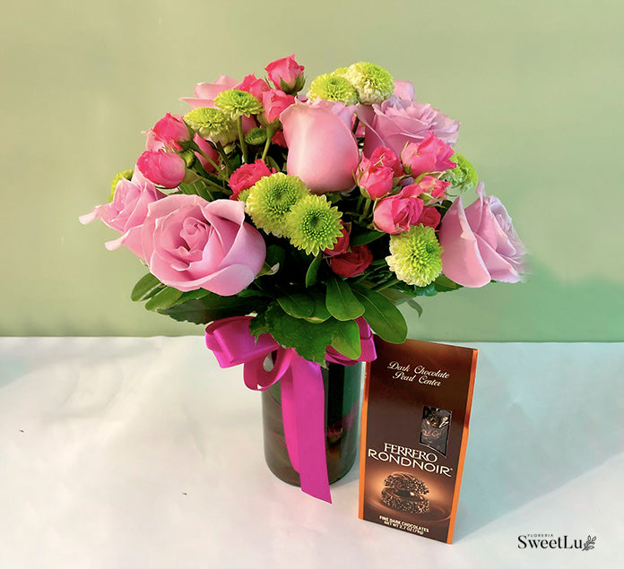 Arreglo Floral de Rosas y Mini Rosas + Chocolates – floreriasweetlu