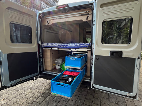 Ein Auszug in einem Kastenwagen Wohnmobil mit Euronorm Kisten.