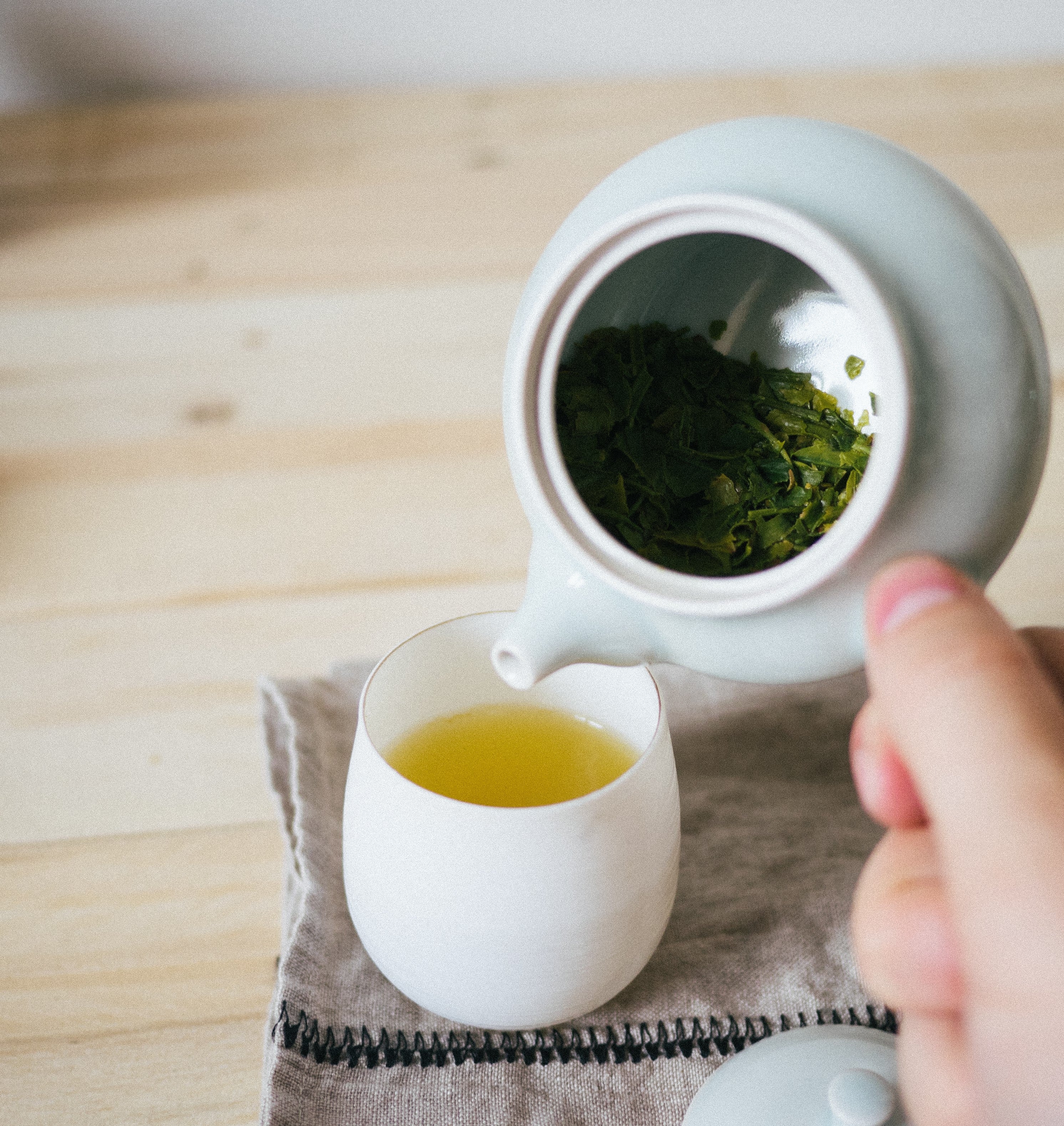 pouring tea, meditation with tea