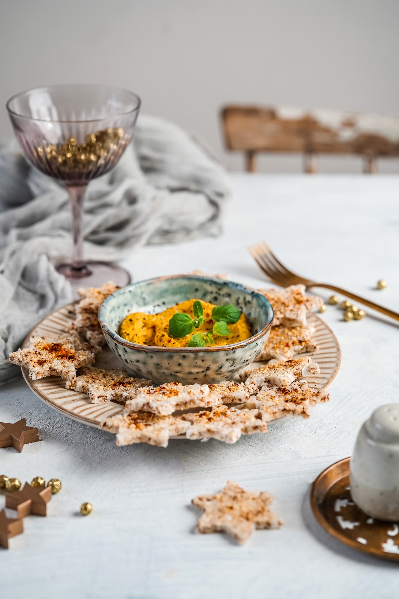 pumpkin hummus with vegan cheezy crackers 