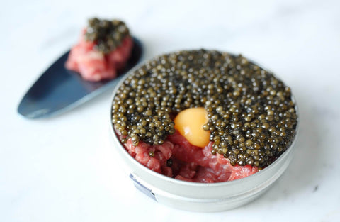 Kaviar angerichtet auf Tartar