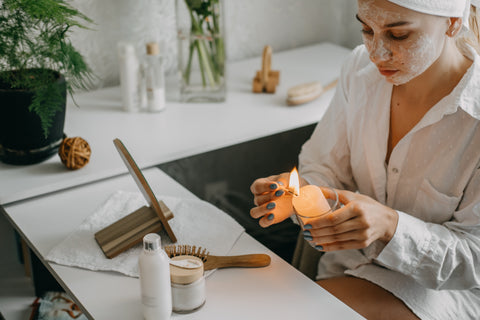 Mujer relajandose spa en casa