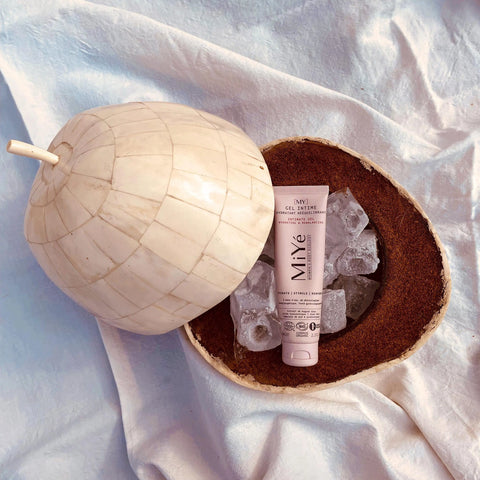 Large intimate gel moisturizing and rebalancing for intimate dryness from Miyé in ice cubes