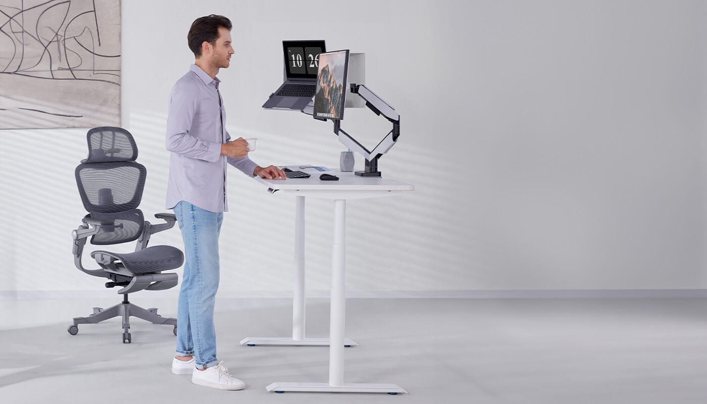 man incorporating standing breaks into his routine with the HINOMI S1 Standing Desk