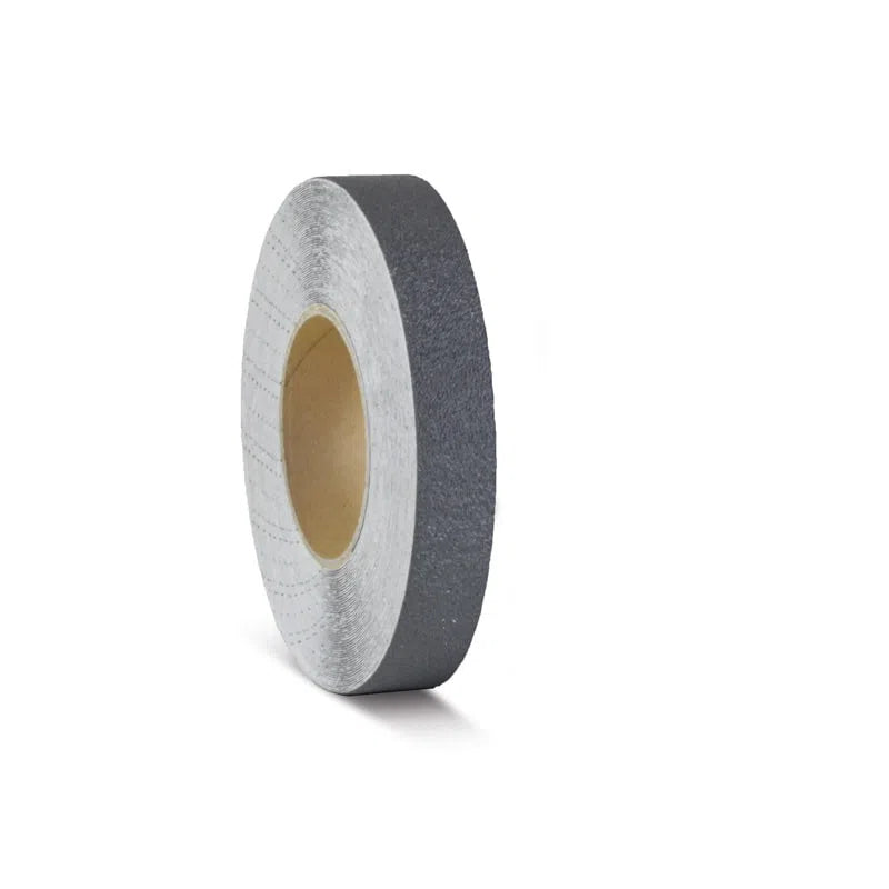 Se Skridsikker Tape - Rengøringsvenlig - Grå / Rulle 25mm x 18.3 meter. / R10 (Præget vinyl) hos Thamus.dk