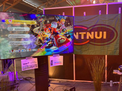 NTNUI konkurranse! Mario kart 8 på skjermen og lapper med premier klistret under. 