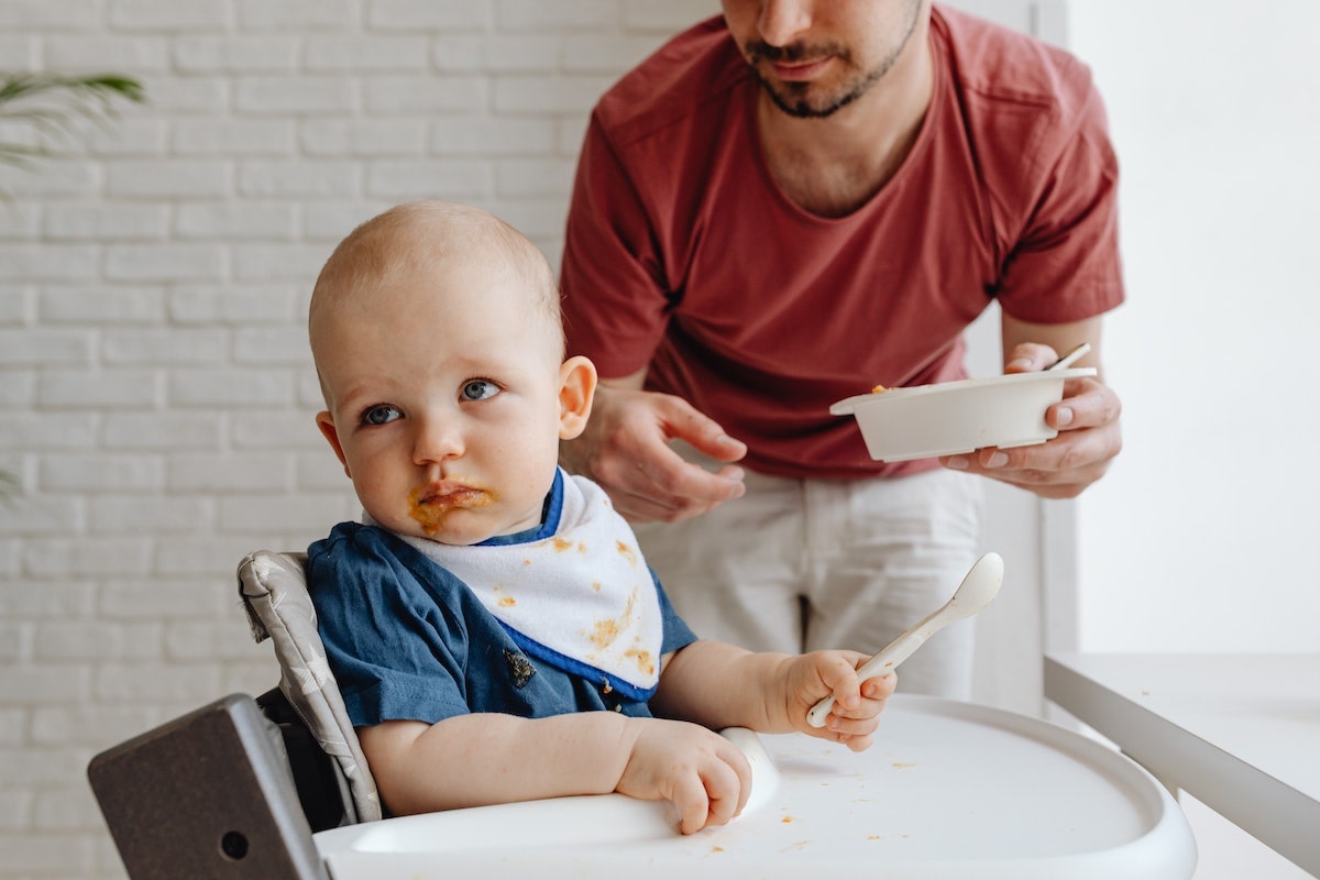 3. Diversificarea pas cu pas - cum se introduc alimentele noi in alimentatia bebelusului, pentru a fi acceptate mai usor- barbat care hraneste un bebelus-min