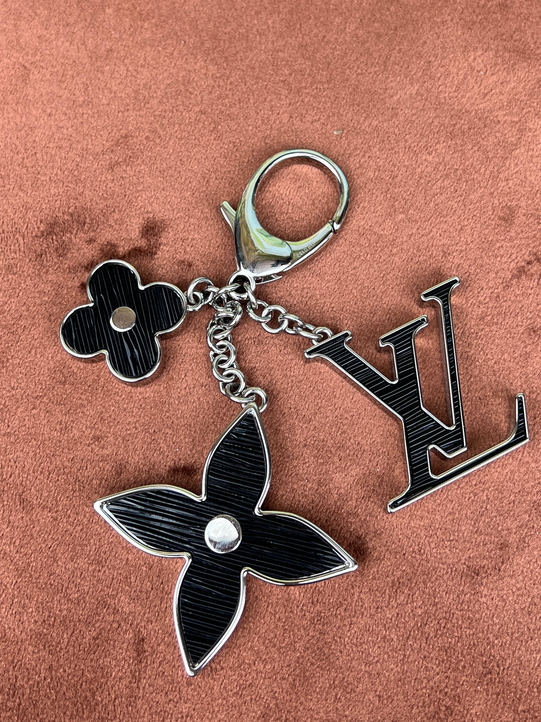 Image of Louis Vuitton key ring black/ silver