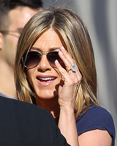 jennifer aniston justin theroux engagement ring