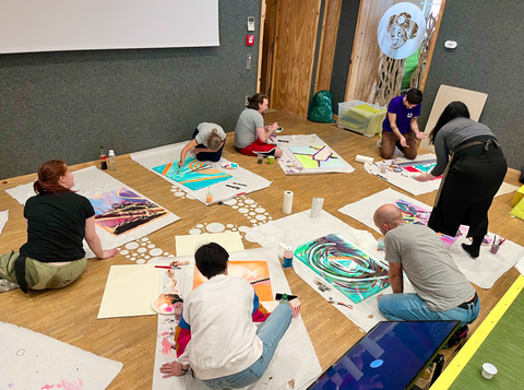 Tarde de pintura de arte abstracto en equipo con la fundadora de subcultours y artista Kat en Berlín