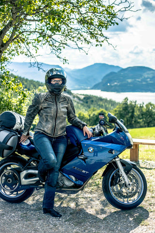 Aurélie et sa BMW en Italie