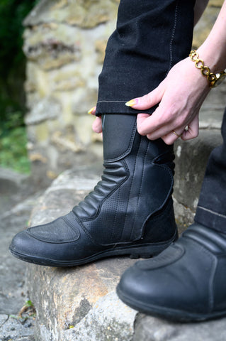 Quelles bottes de moto pour femme ? - Les Bikeuses