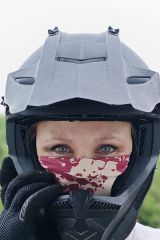 le tour de cou couvre le nez et la bouche de la motarde sous le casque