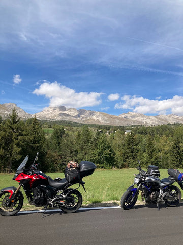 deux motos sur les routes des alpes