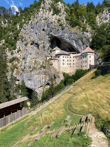 le chateau de predjama en slovénie lors de notre roadtrip