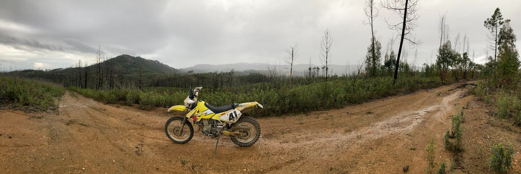 une moto trail en voyage