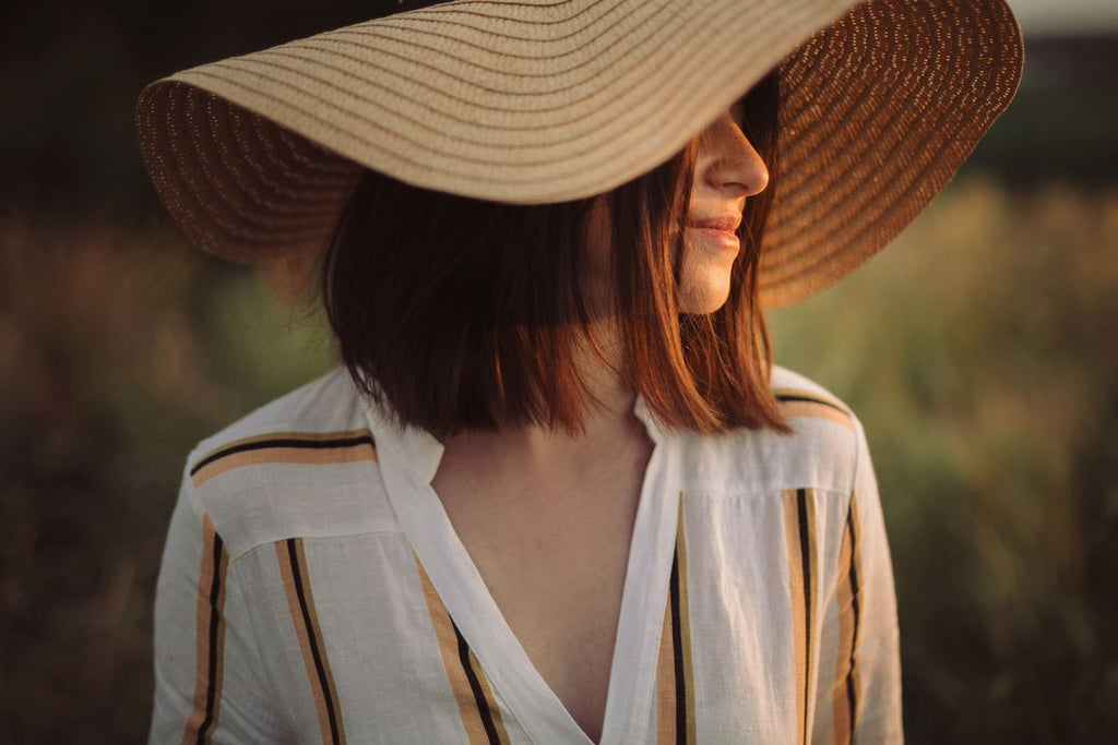 femme avec un chapeau