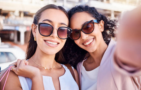 femmes avec lunette de soleil