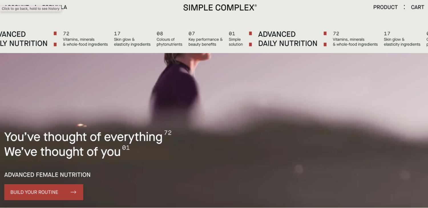 Simple Complex sin hjemmeside med en video av en person som går gjennom vann.