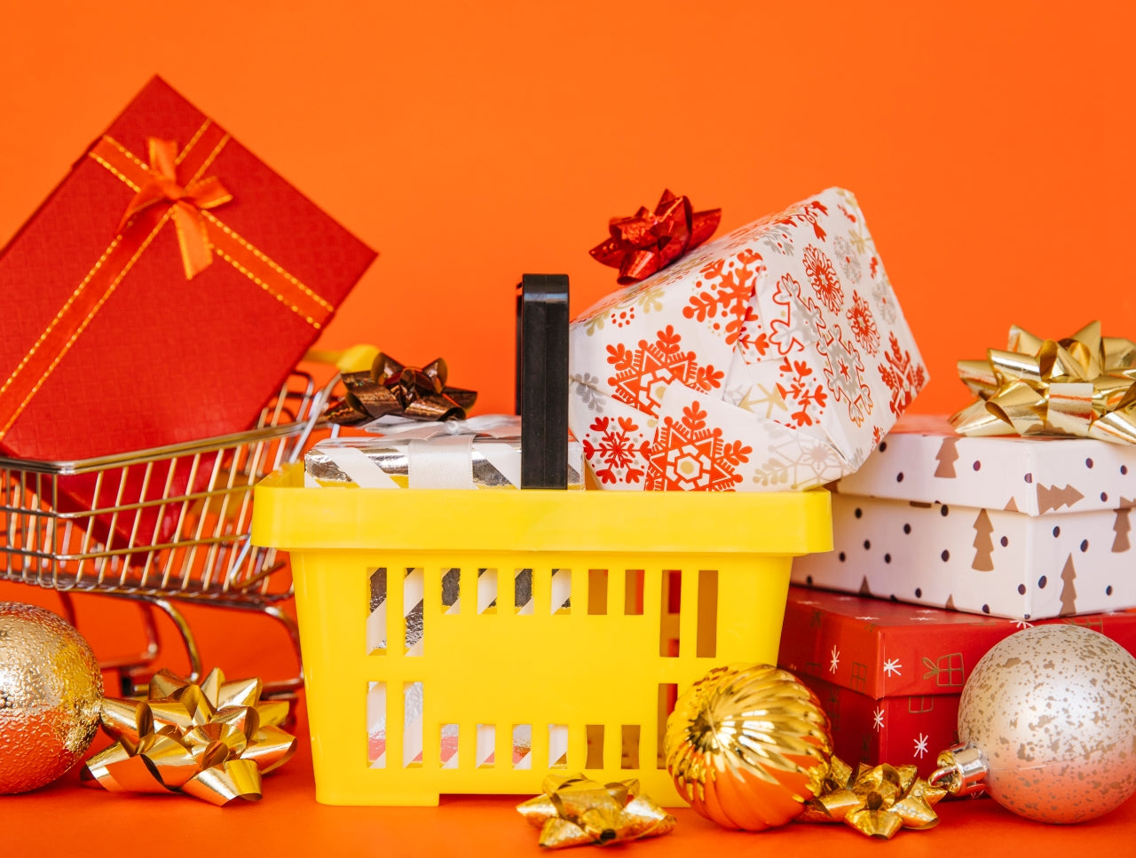 What to Put in A Holiday Gift Basket: Top 20 Gift Ideas 2023