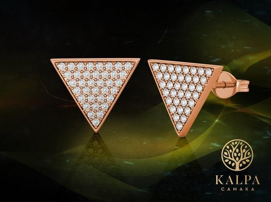 Yolora Damen Ohrringe Triangle - Kalpa Camaka Kristalle - Farbe Rose - 18K Rose Gold plattiert - Damen Ohrstecker Rose Gold - Ohrstecker - Schmuck - Luxus Geschenkbox - Geschenkbox - Exklusive Geschenkbox - Geschenkverpackung - 0c49d310-af55-47bd-b3b9-e8441d5014e9_0f3faf3b-e183-4943-b592-8583b86ac735