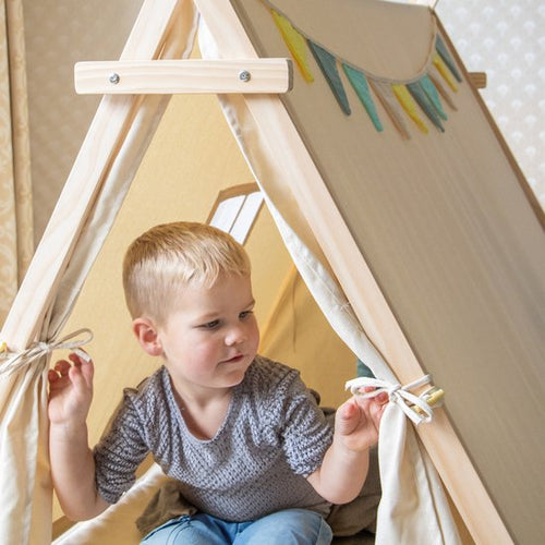 Sunny Sienna Spielzelt mit Flaggen und Bodenmatte Creme - Wigwam Tipi-Zelt für Kinder mit Pendel & Aufbewahrungstasche - FSC Holzstangen - 120x100x105cm - c4b07ce29a673396ac08c6cf59d94b162f73a7cf_Enriched_product_image_7fe73c04-e7a6-4491-b08a-972510b947e5