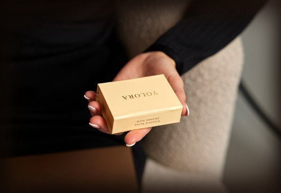 Yolora Damen Ohrringe Triangle - Kalpa Camaka Kristalle - Farbe Rose - 18K Rose Gold plattiert - Damen Ohrstecker Rose Gold - Ohrstecker - Schmuck - Luxus Geschenkbox - Geschenkbox - Exklusive Geschenkbox - Geschenkverpackung - d3b3f04f-77c2-431a-ba2c-7627591f2b63_42562ce1-ef45-409c-94f2-7c13e0cb52b6