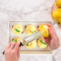 Rasiermesserscharfe Zitronenreibe aus rostfreiem Stahl, ergonomische Küchenreibe mit Griff und rutschfester Unterlage, vielseitige Zitronenreibe, die auch als Parmesanreibe, Knoblauchreibe, Ingwerreibe und mehr verwendet werden kann - dc701533646bfd011707cff5b18cf826f7f502d8_Enriched_product_image