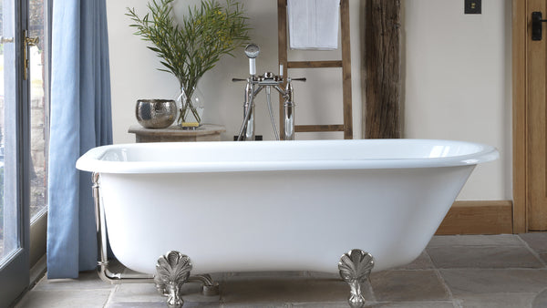 Roll top freestanding bath tub with silver claw feet