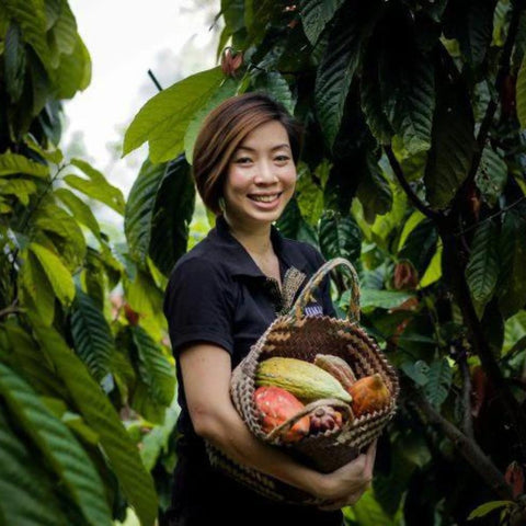 Sabrina Mustopo: Gründerin und CEO von Krakakoa mit Kakaofrüchten in einem Korb
